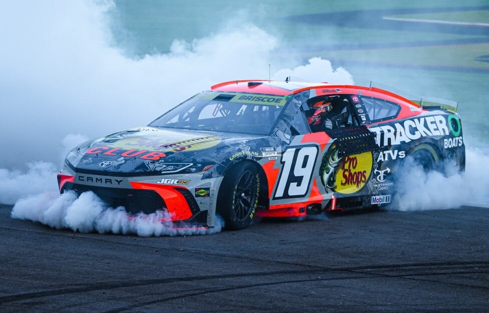 Briscoe se quedó con todo en Las Vegas y Larson se fue de allí con el bonus bajo la pelea