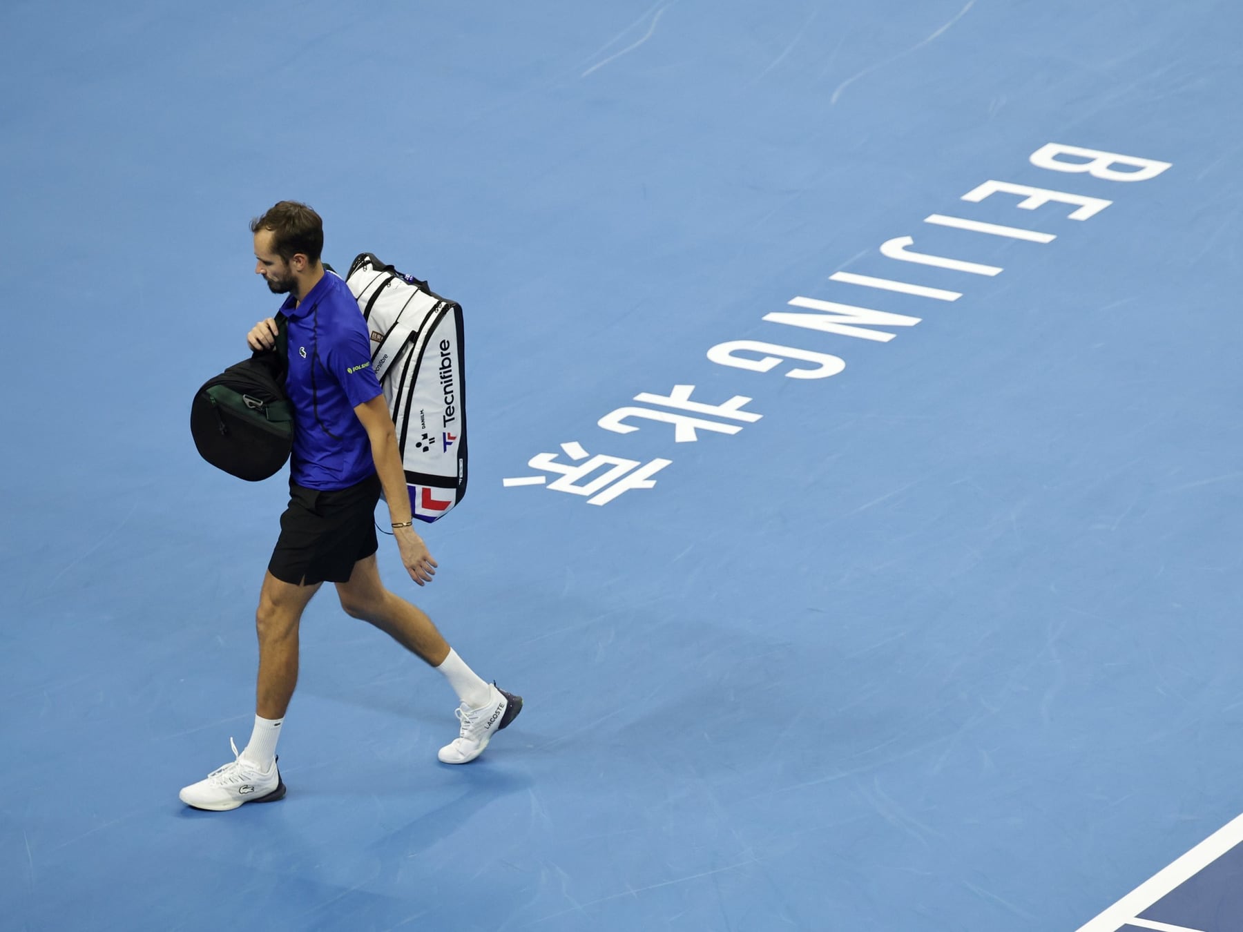 Una pelota y un final inesperado: Djokovic a la final de Pekín por la descalificación de Medvedev