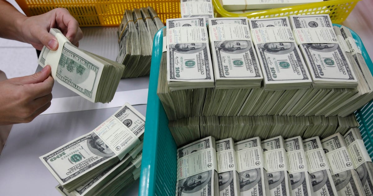 El dólar blue cerró a $1.545 tras una caída diaria del 1%, mientras la venta minorista se mantuvo estable en $1.540,24