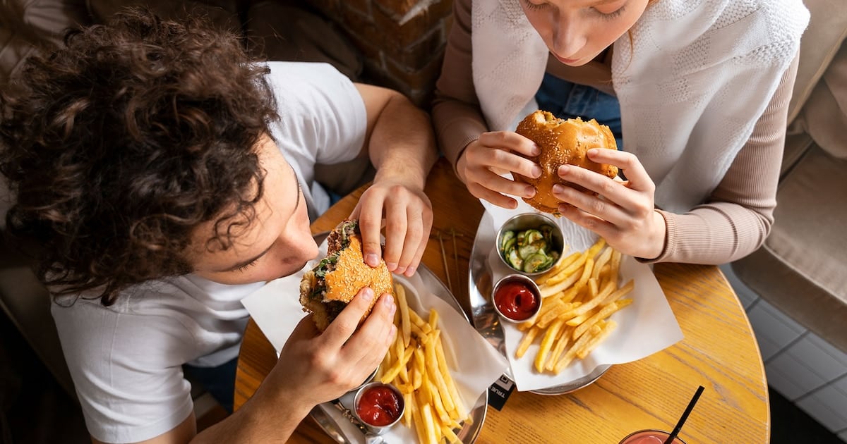 Un sándwich de la góndola y otro armado en el laboratorio, frente a frente: qué le hicieron a 57 voluntaries y por qué la diferencia no es menor