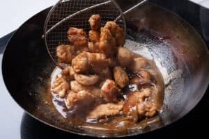 Pollo al limón con doble harina: proporciones, fritura y salsa para una cubierta crujiente y jugosa