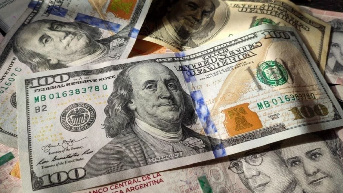 El dólar blue se alineó con el oficial y cerró la semana a $1.540 para la venta