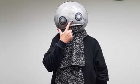 Yoko Taro, el señor de las máscaras que escribe Evangelion para no olvidar su propio nombre