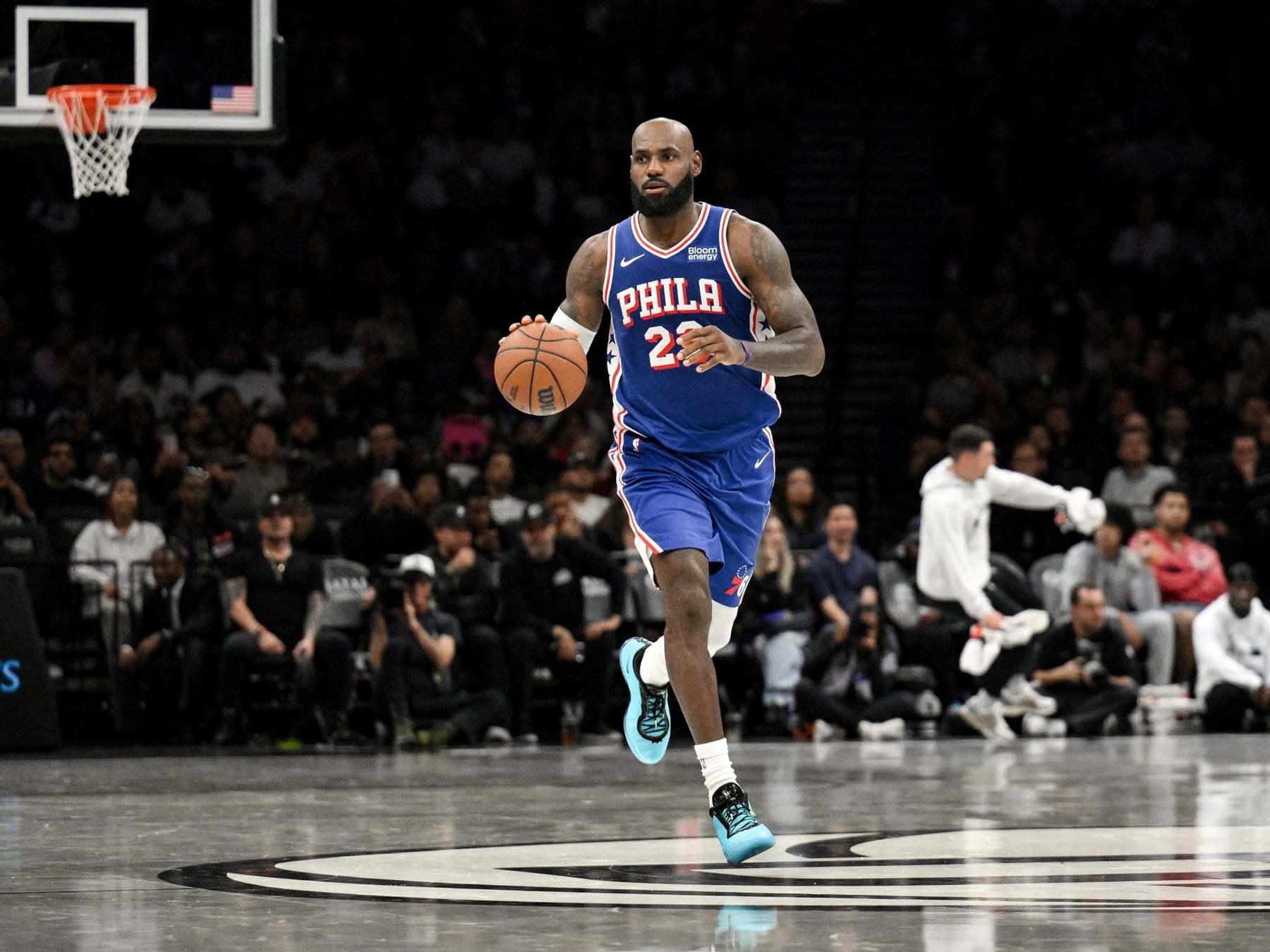 LeBron se puso la camiseta de los Sixers y la noche terminó con sabor amargo en Brooklyn