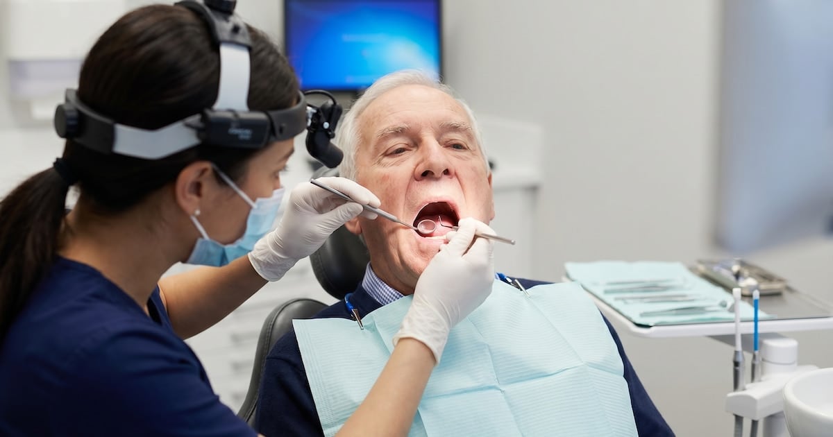Dientes que se van, memoria que se va: lo que un adulto mayor debería saber sobre la boca y el cerebro