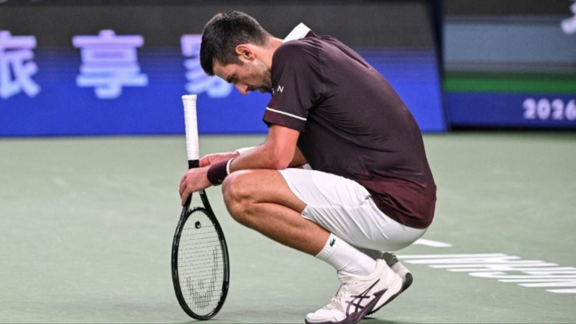 Shanghai le dijo basta: Djokovic se quedó afuera en la primera ronda y ahora tiembla por un lugar en las Finales