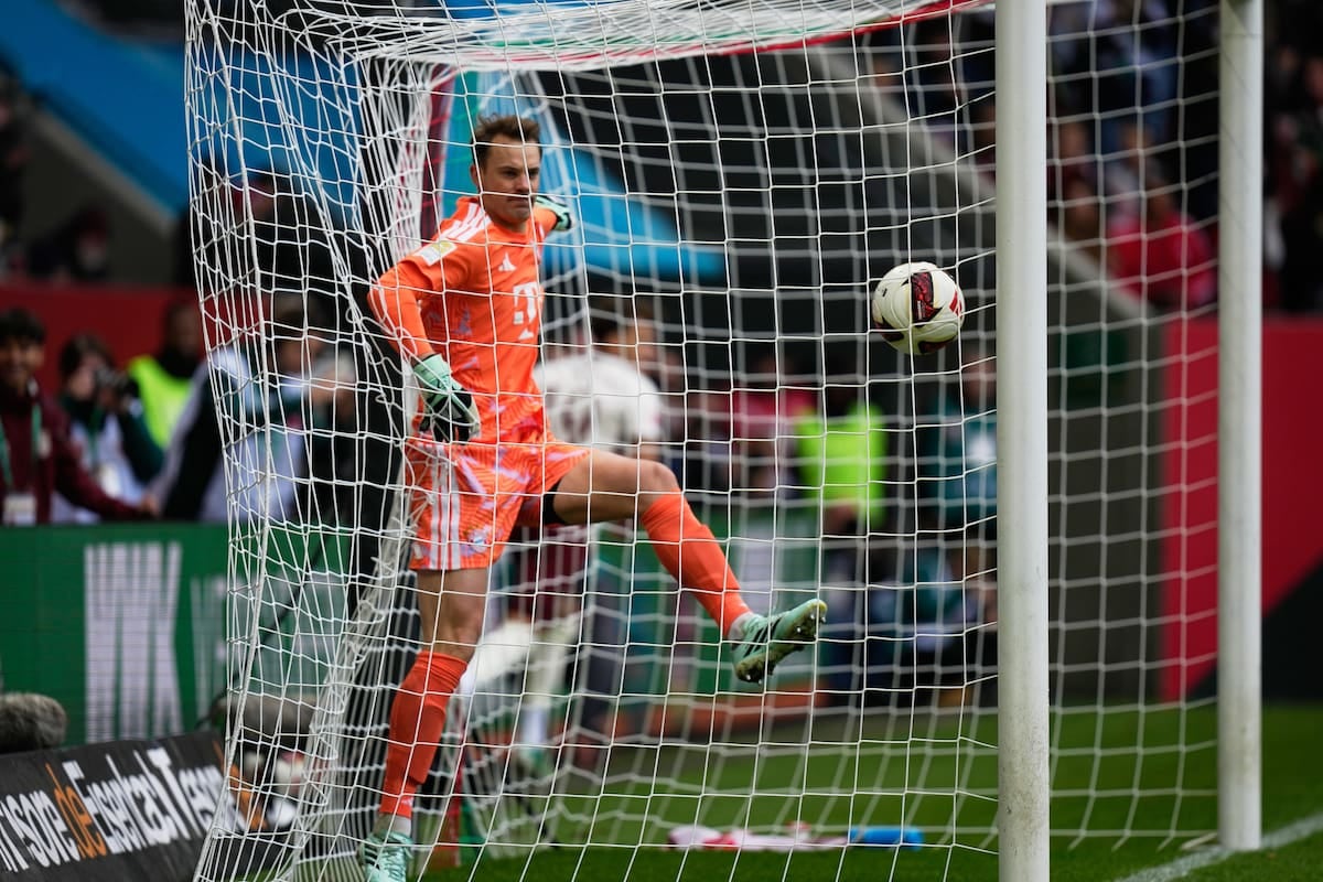 Neuer regaló los dos goles del Augsburgo y Bayern se vuelve a Munich con las manos vacías