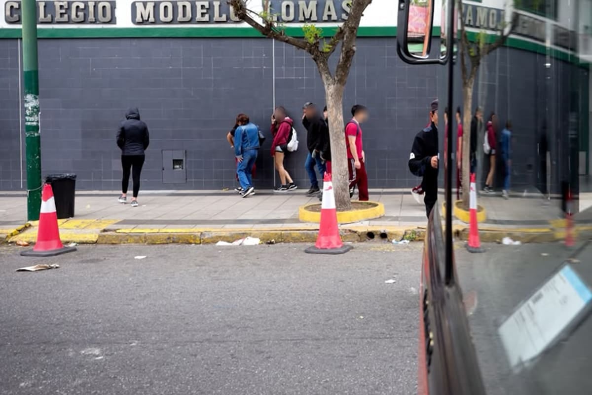 Imágenes falsas pero daño verdadero: cómo cuatro alumnos de Lomas de Zamora sacudieron a toda una escuela