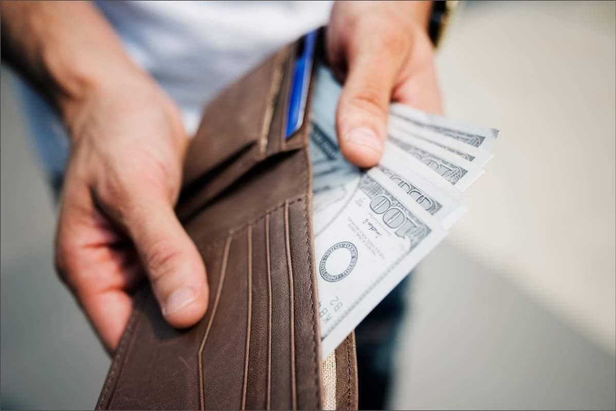 El dólar oficial y el blue terminaron la semana separados por apenas cinco pesos en la City porteña