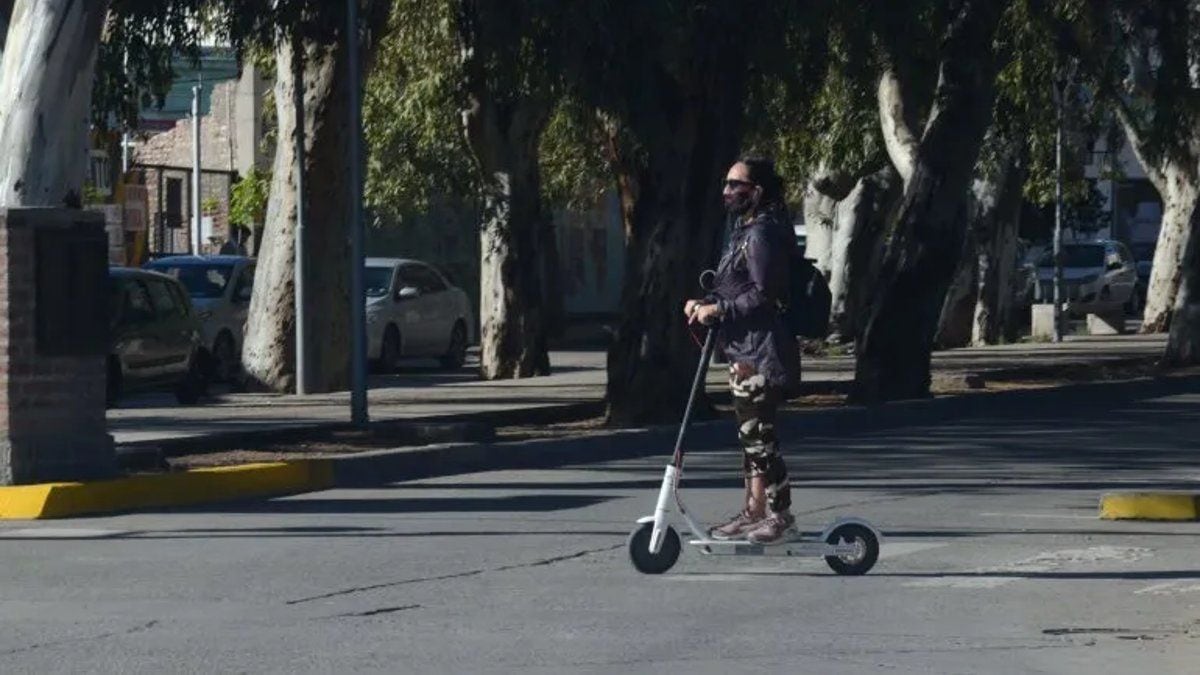Monopatines públicos en Neuquén: la nueva movilidad que ya prueba la calle céntrica