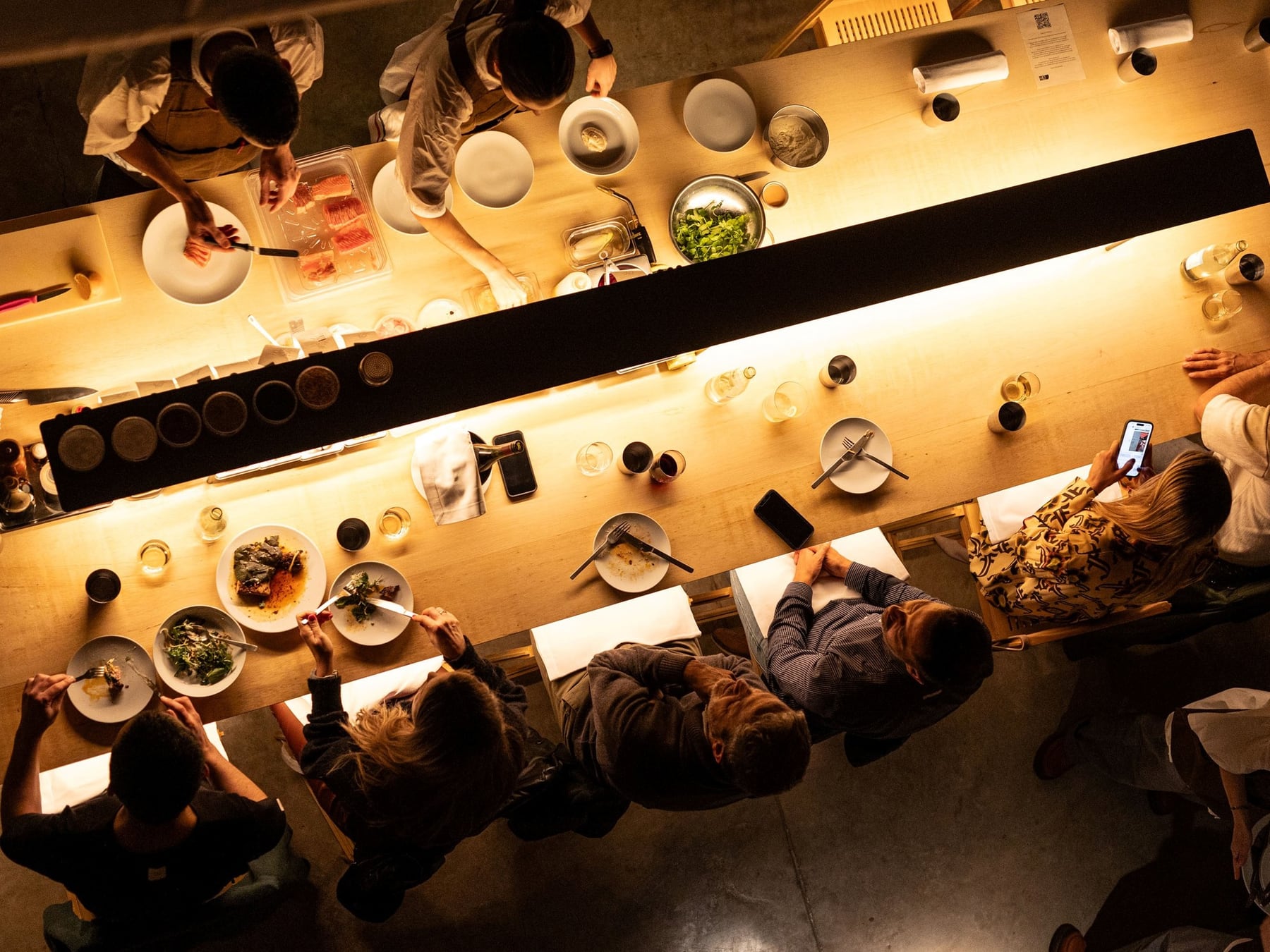 Comensales porteños recalibran el gasto: menos comida, menos vino y más pantalla en el ritual