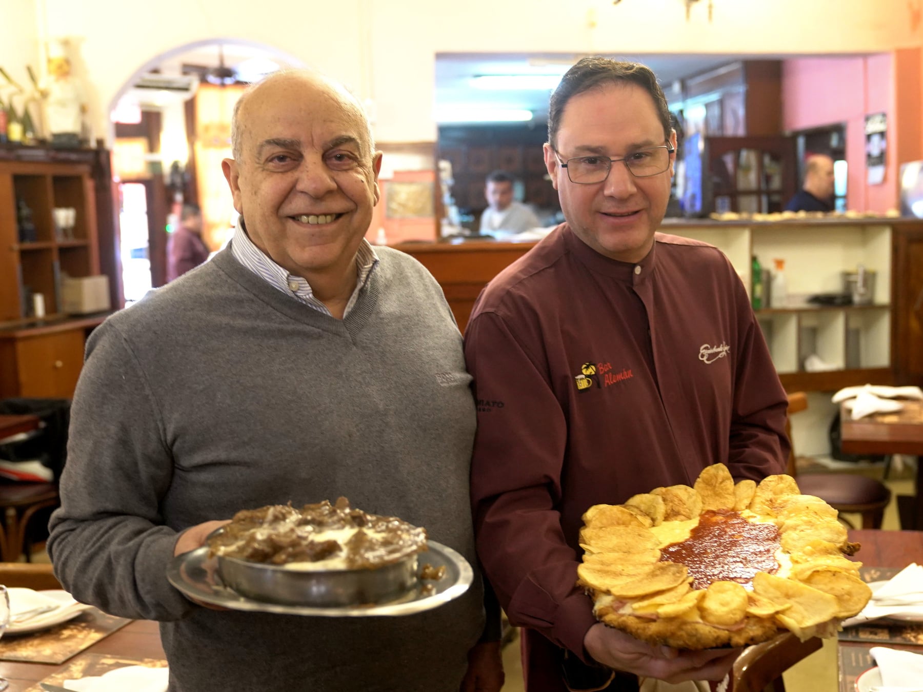 El bar que plantó palmeras antes de la primera guerra y hoy sostiene una esquina con milanesas