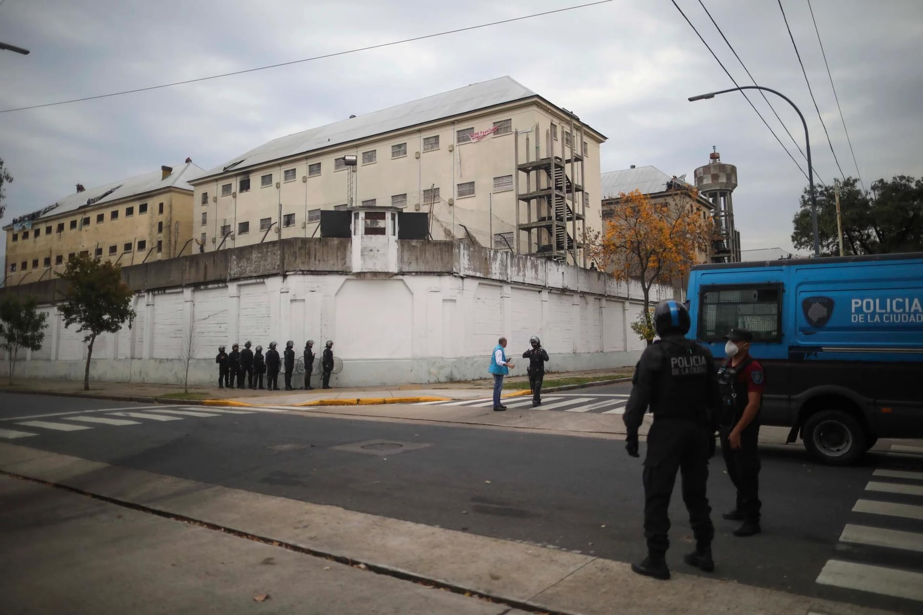Vaciamiento de Devoto: trasladan a más de mil internos a Marcos Paz bajo denuncias por pertenencias retenidas