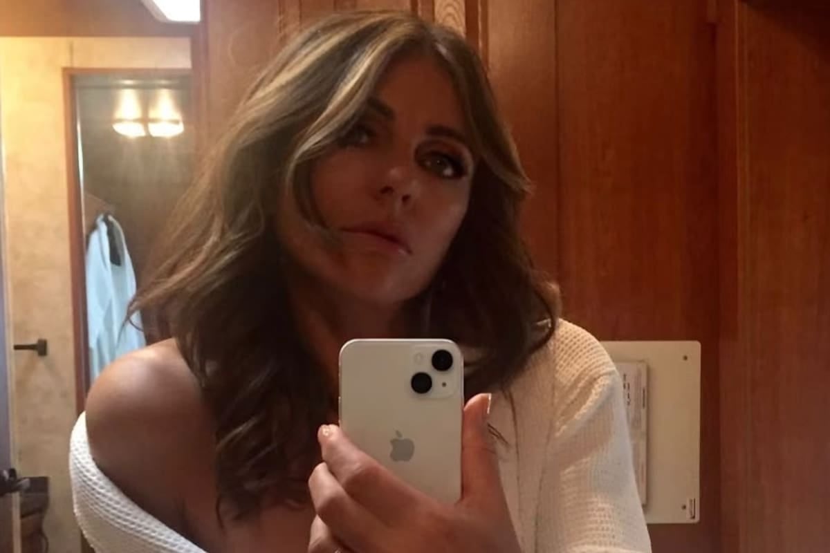 Vuelve el chimento disfrazado de sitcom: Elizabeth Hurley arrancó el día 1 en The Burbs y nadie puede sacarle los ojos del anillo