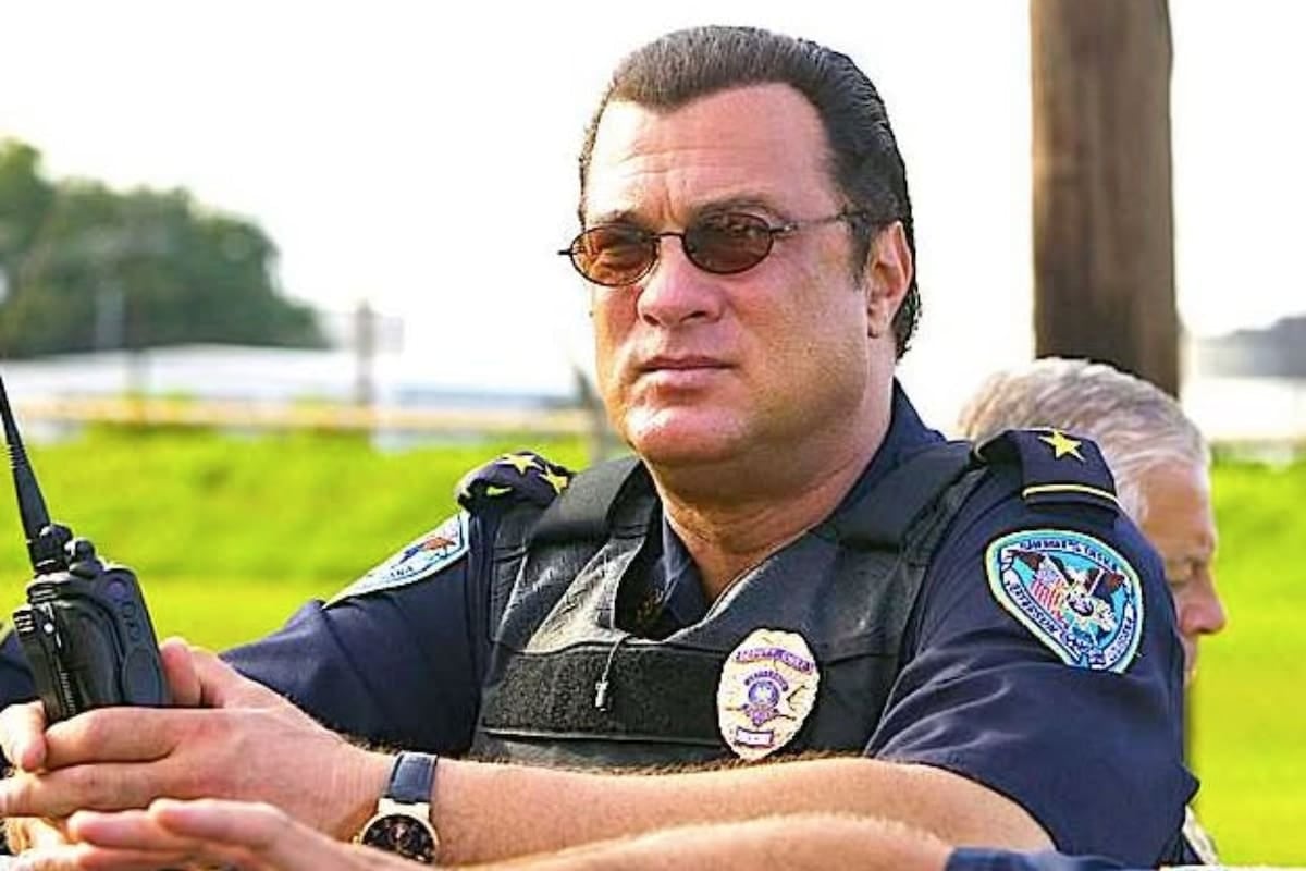 El tipo que vendía patadas voladoras ahora cuida la frontera en Texas: Steven Seagal, el policía que nunca llegó a pegar un tiro en serio
