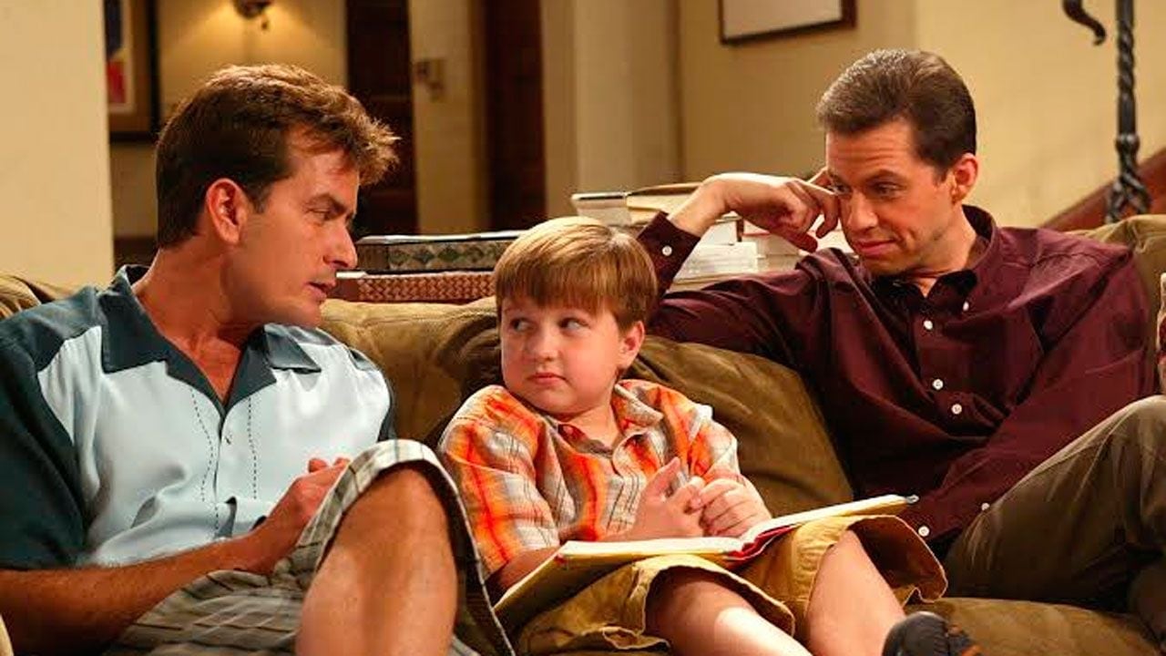 El tipo que casi se queda con el sillón de Charlie Sheen y terminó huyendo