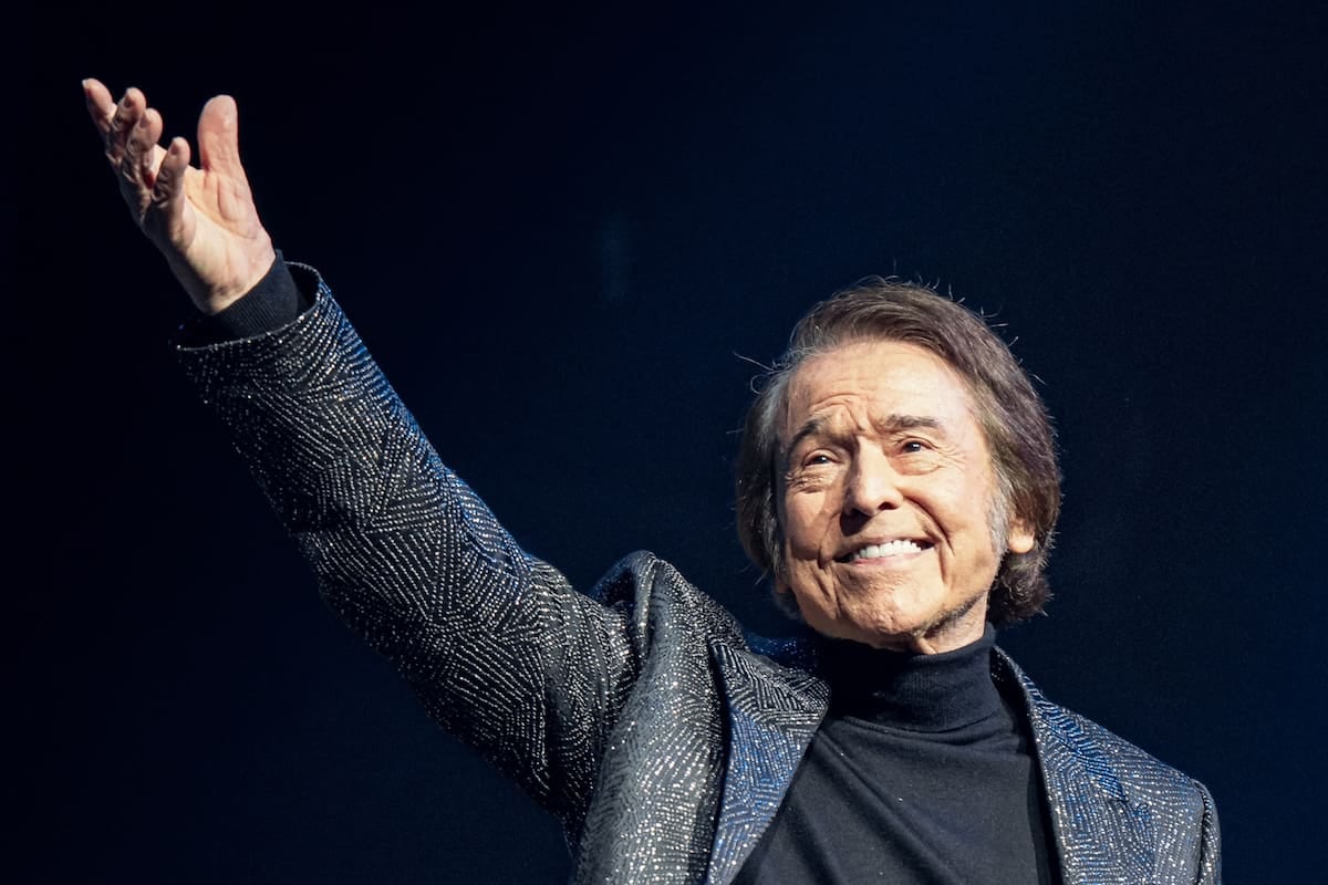 Raphael vuelve al Gran Rex con 83 años, los tangos del Papa encima y una biopic en Netflix