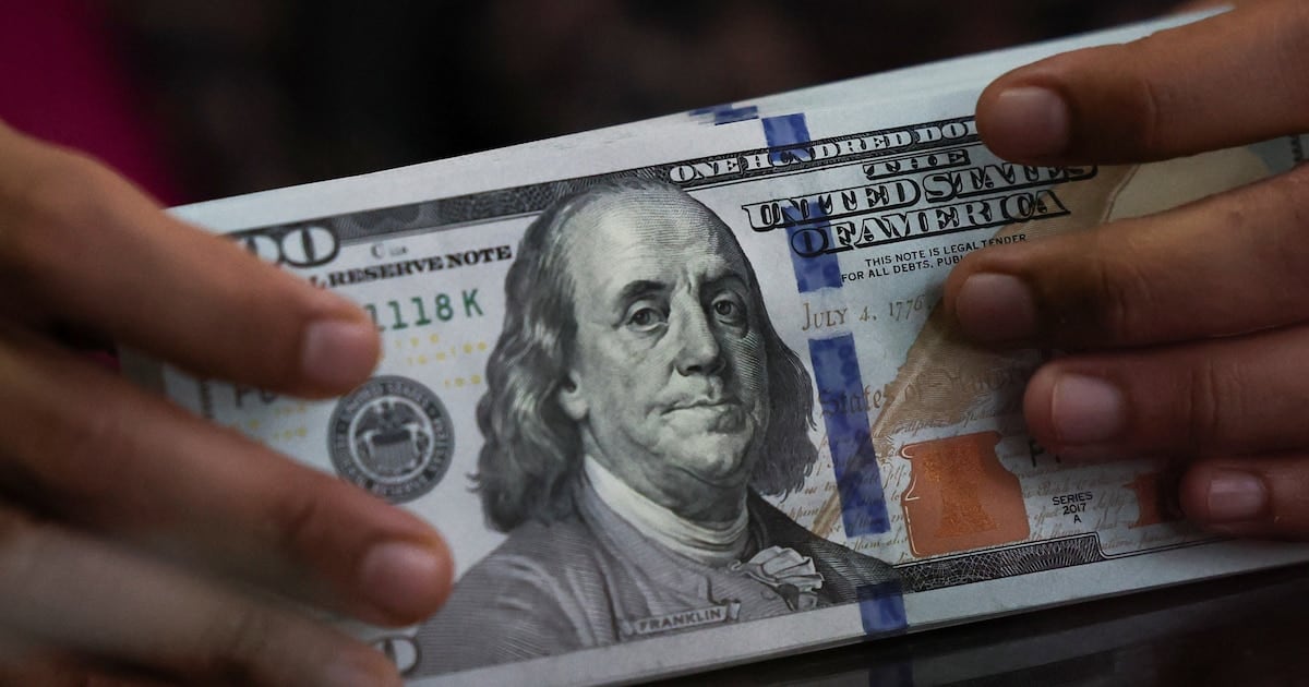 El dólar cerró en $1.535 y la brecha con la inflación superó el 23 puntos en los últimos doce meses