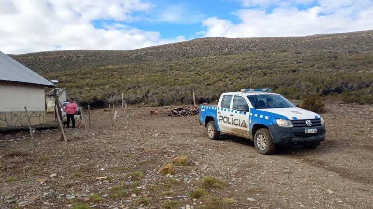 Doce kilómetros de barro y siete días sin comer: el operativo policial que evitó una tragedia en la meseta neuquina