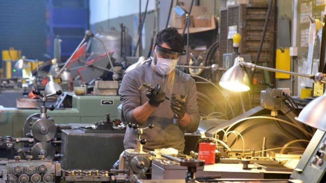 La industria opera al 58,5% de su capacidad instalada y la informalidad gana terreno entre los trabajadores despedidos
