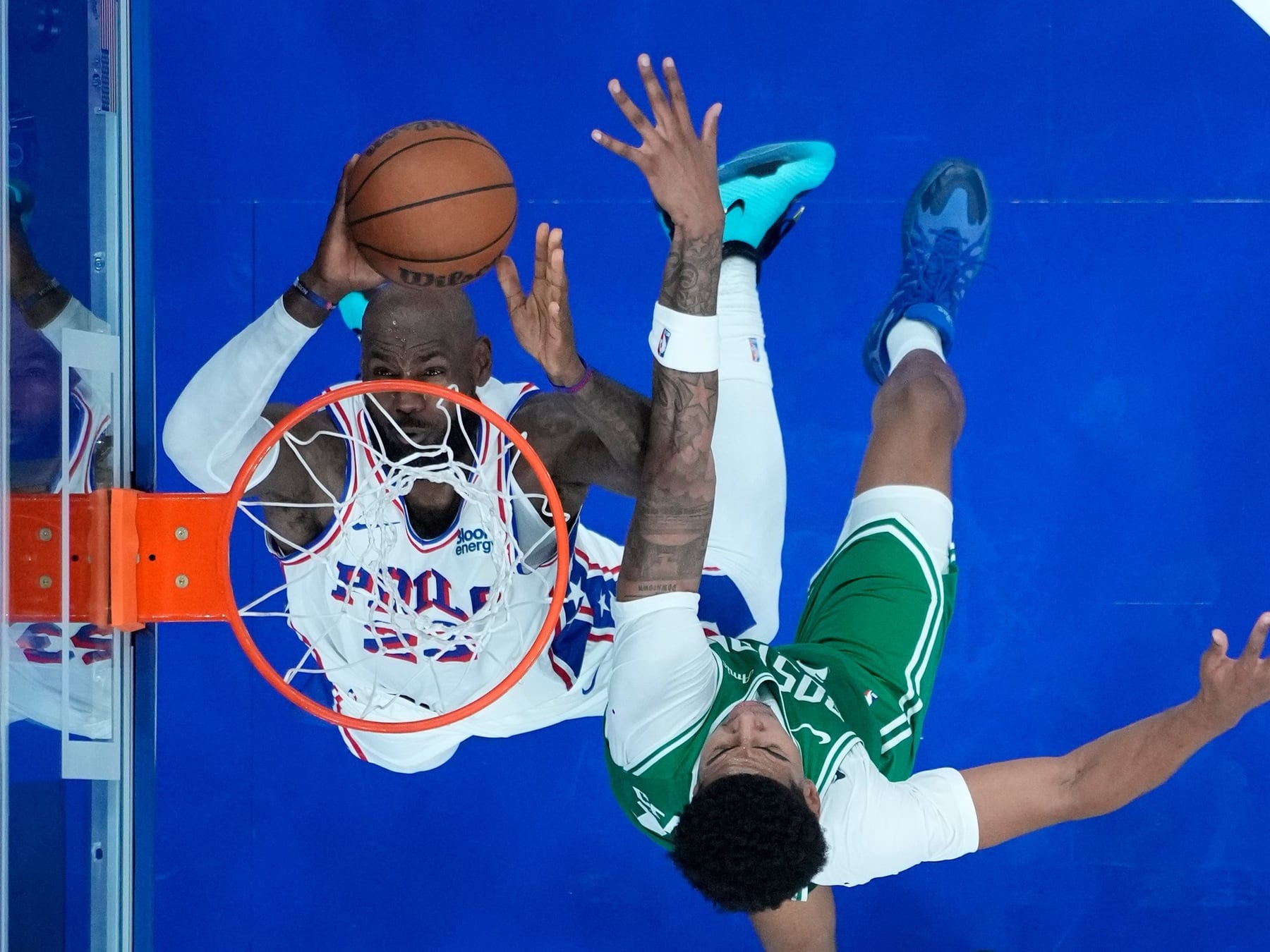 LeBron se puso la camiseta de los Sixers y completó una volcada para el recuerdo en la caída ante Boston