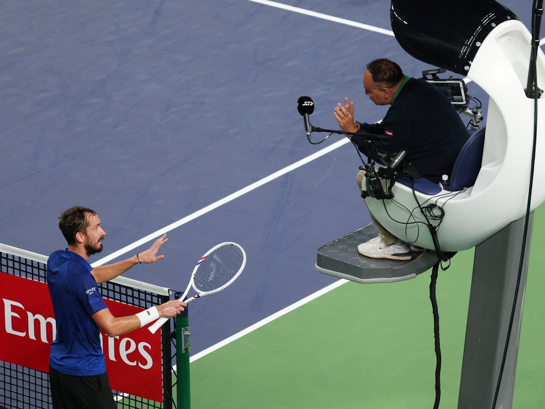 Medvedev quiso revisar la pelota a su manera y se quedó sin final en Shanghái