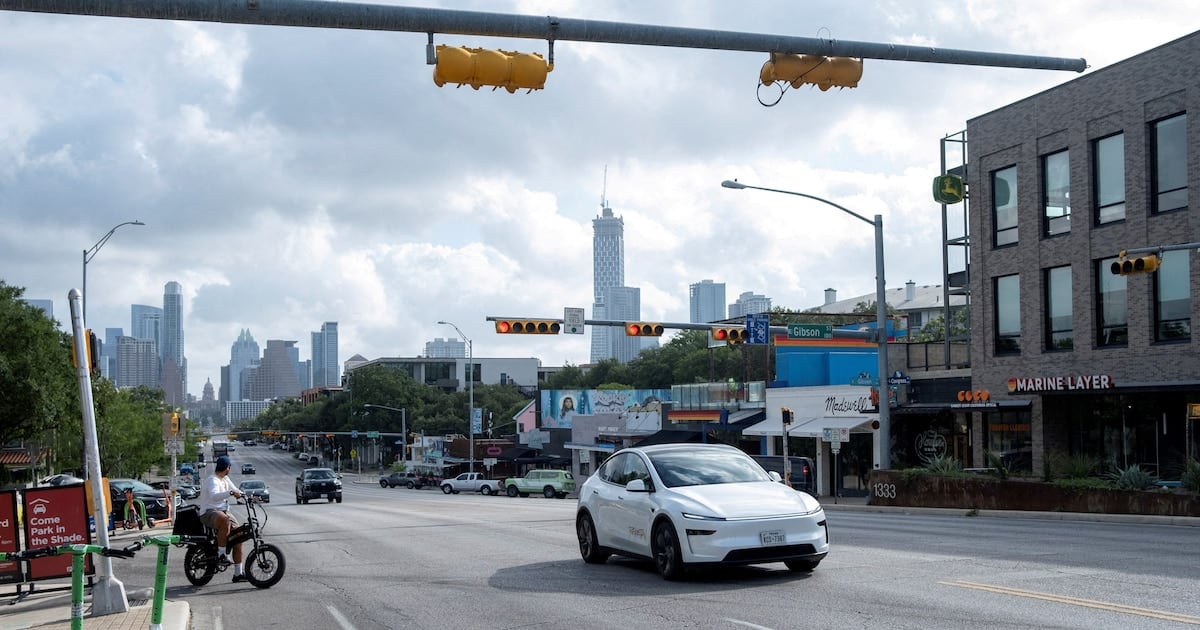 ¿Quién maneja el auto que se maneja solo? La pelea entre ciudades y robots en Estados Unidos
