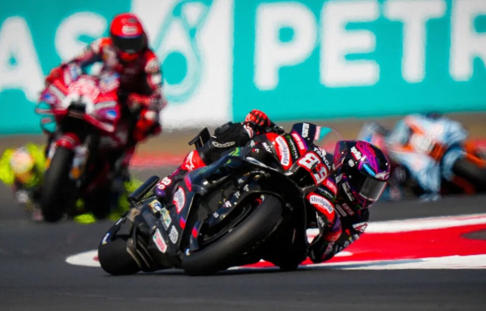 Dos puntos. Ni uno más ni uno menos. El MotoGP se define en cinco finales