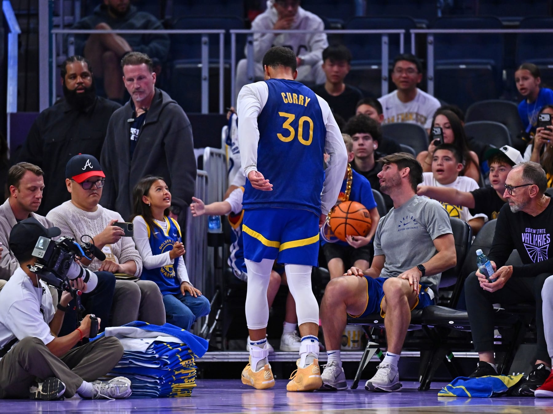 Curry aceptó cobrar menos para quedarse y al toque se torció el tobillo: arrancamos con el corazón en la boca