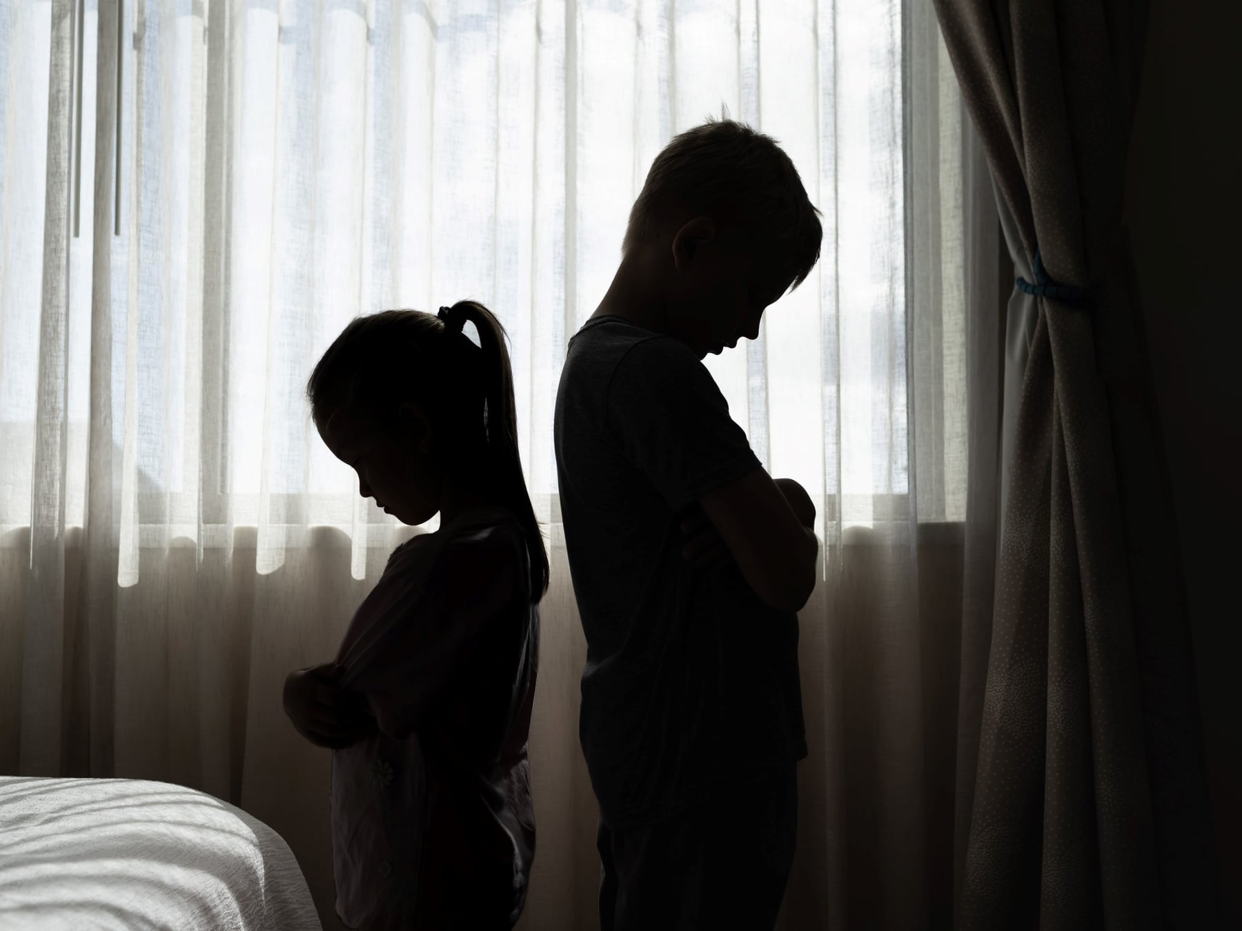 Hermanos bajo el mismo techo, infancias que parecen de mundos opuestos