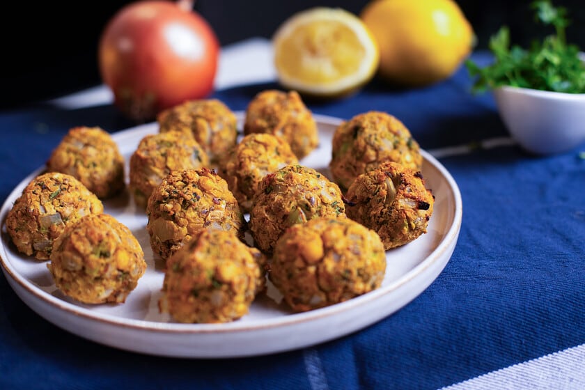 Bolitas veganas de garbanzos y brócoli, una receta hornada de fácil preparación