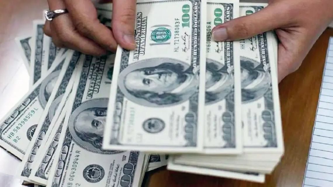 El dólar minorista alcanzó los $1.550 y la brecha con el blue se redujo al 2,5%