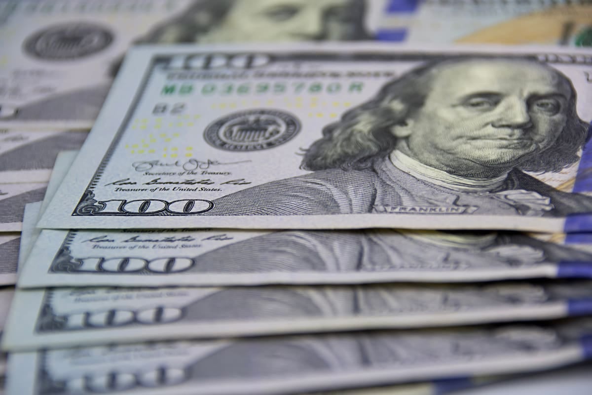 El dólar cerró el viernes con cifras de referencia para un fin de semana sin bancos