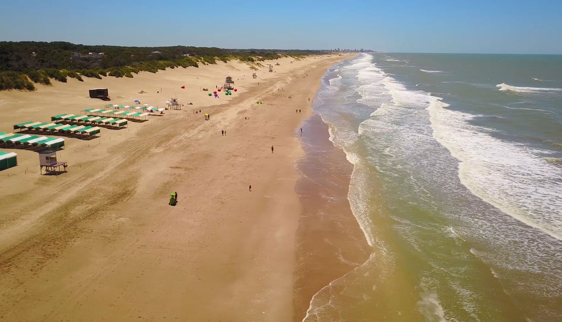 No es Cariló ni Pinamar: la playa dentro de un bosque que está a 4 horas de Buenos Aires y está de moda